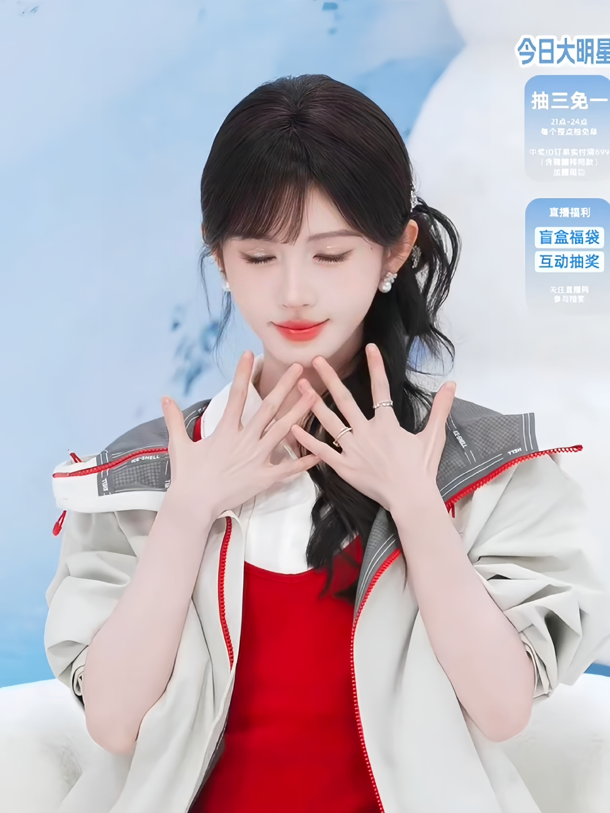 鞠婧祎直播此女就是萌神！鞠婧祎今天直播可爱值超标了！花式pose每一帧都是壁纸