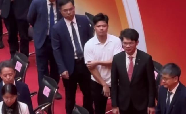 49.4万买断费，98万工资补助全捐了，刘翔用这种方式给自己的体育生涯画上了句号。同一片天空下，苏炳