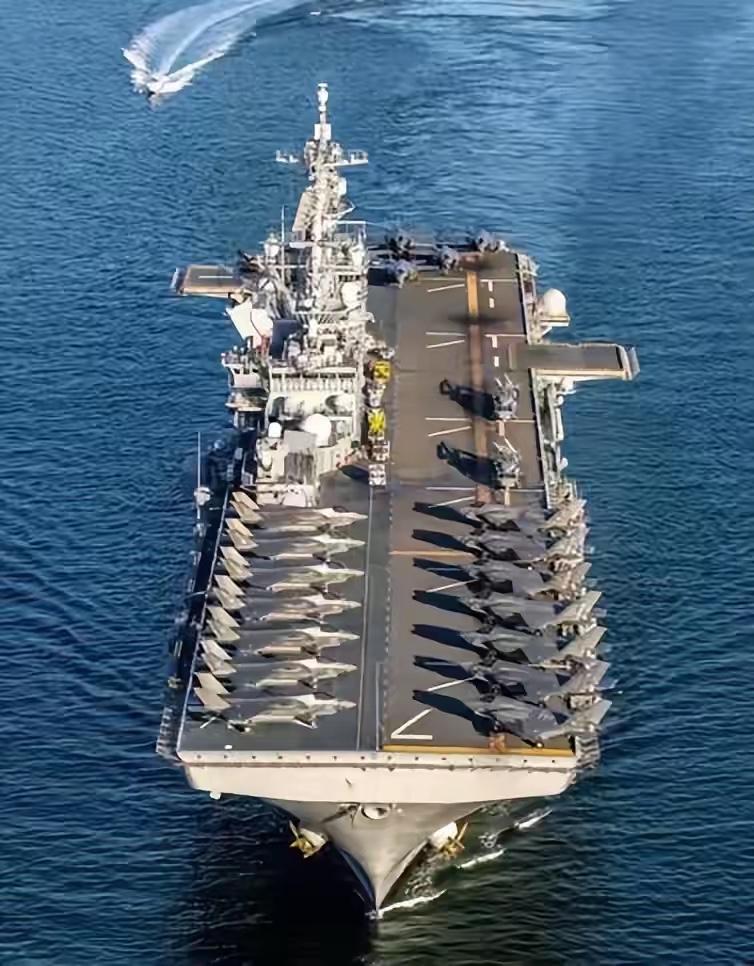 大型社死！美军万吨巨舰过马六甲，忘关定位全网直播这艘船不是迷路，是故意亮出位
