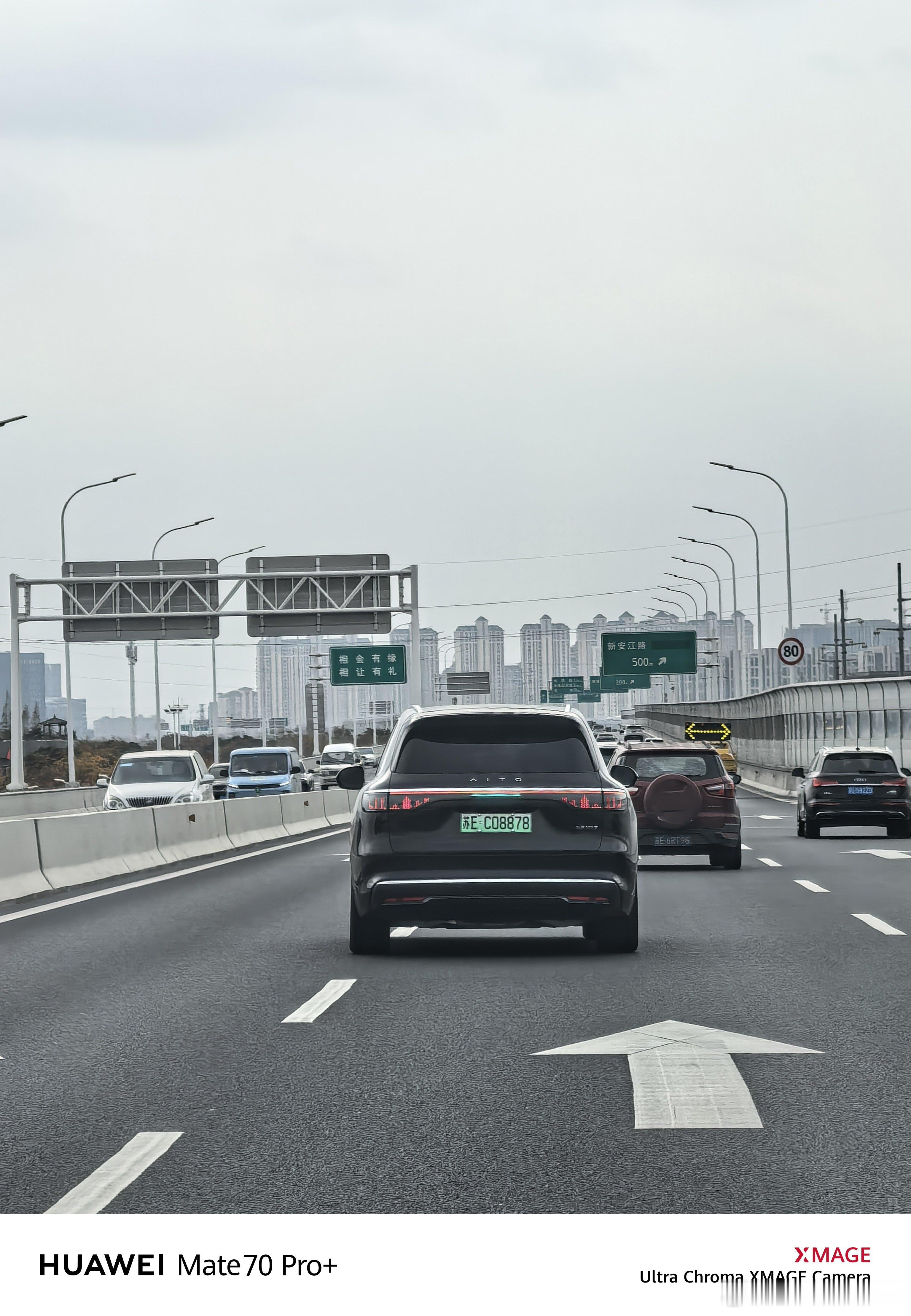 虽然我今天没有小蓝灯，但路上依然有小蓝灯搭子问界m8