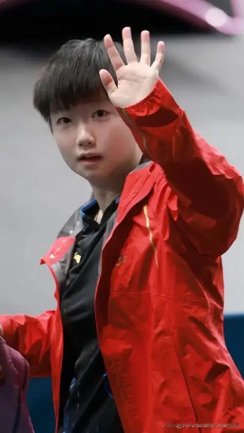 孙颖莎这股拼劲，太让人动容！看了孙颖莎带伤打混双的采访，我真的被戳到了。