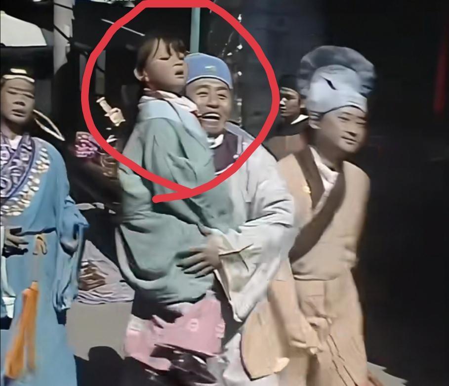 看看“猪八戒”有多爱凑热闹86版《西游记》中在很多地方都能看到四大主演的影子