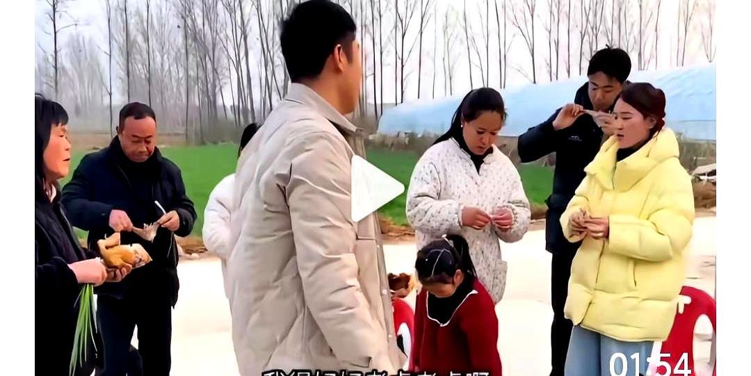 提着两盒破烂点心就敢上门，开口就要分走亲妹妹养了大半年的肥鸡。阿杜这算盘打得，隔