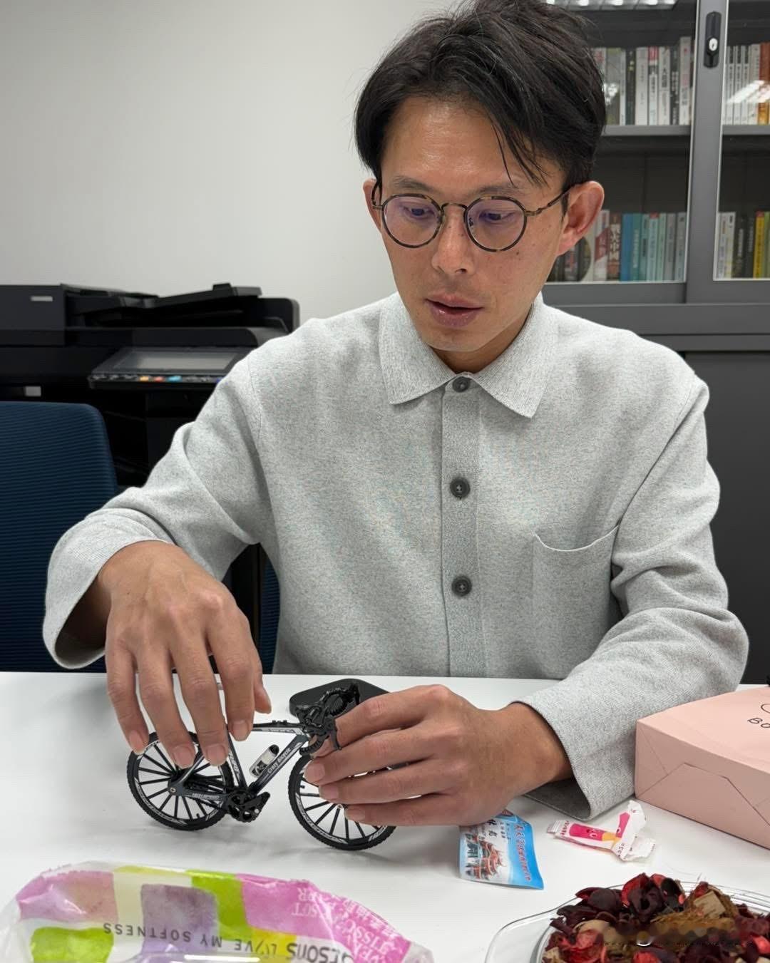 民众党立院党团主任陈智菡今（28日）在脸书发文表示，有一天，开会之前，黄国昌拿