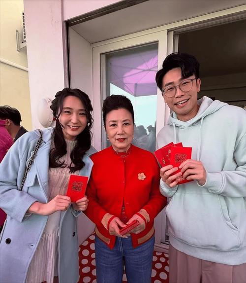 新年伊始，香港知名女星汪明荃家中热闹非凡，超30位艺人前往拜年。她与老公罗家英位