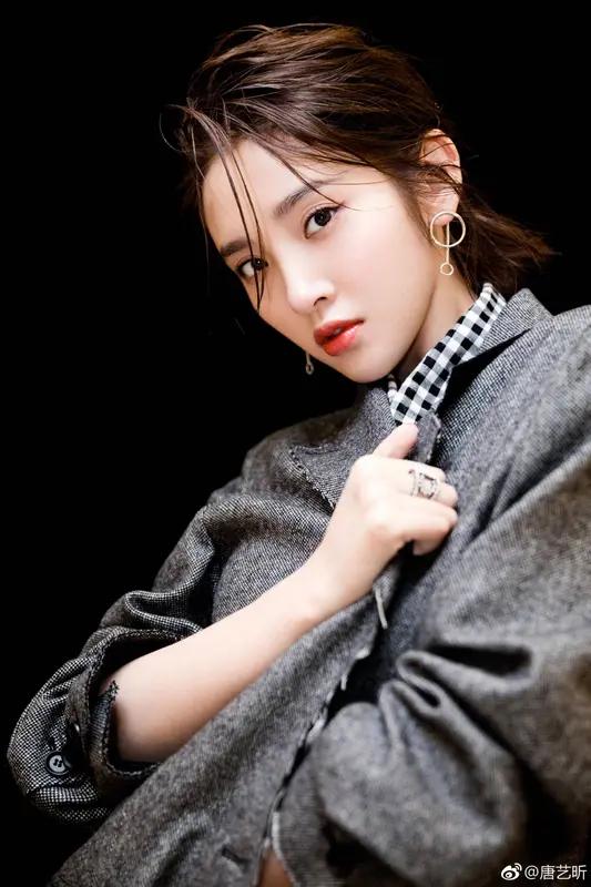 唐艺昕在《乘风2026》初舞台采访曝出猛料，原来她因产后皮肤病暂停演艺工作近四年