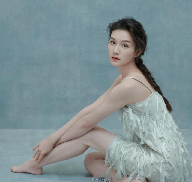 陈思诚21岁女友阮巨，神似佟丽娅，他也是真的喜欢这款，不过没有丫丫的气质。