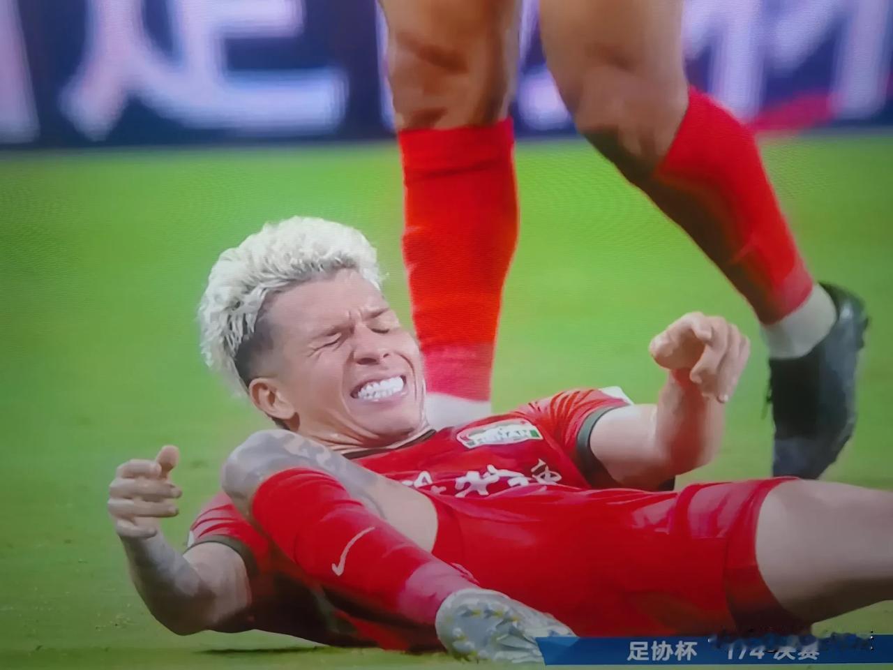 河南俱乐部领先了，但是也不应该这样！比赛将要结束了，河南俱乐部在场上频频倒地，看