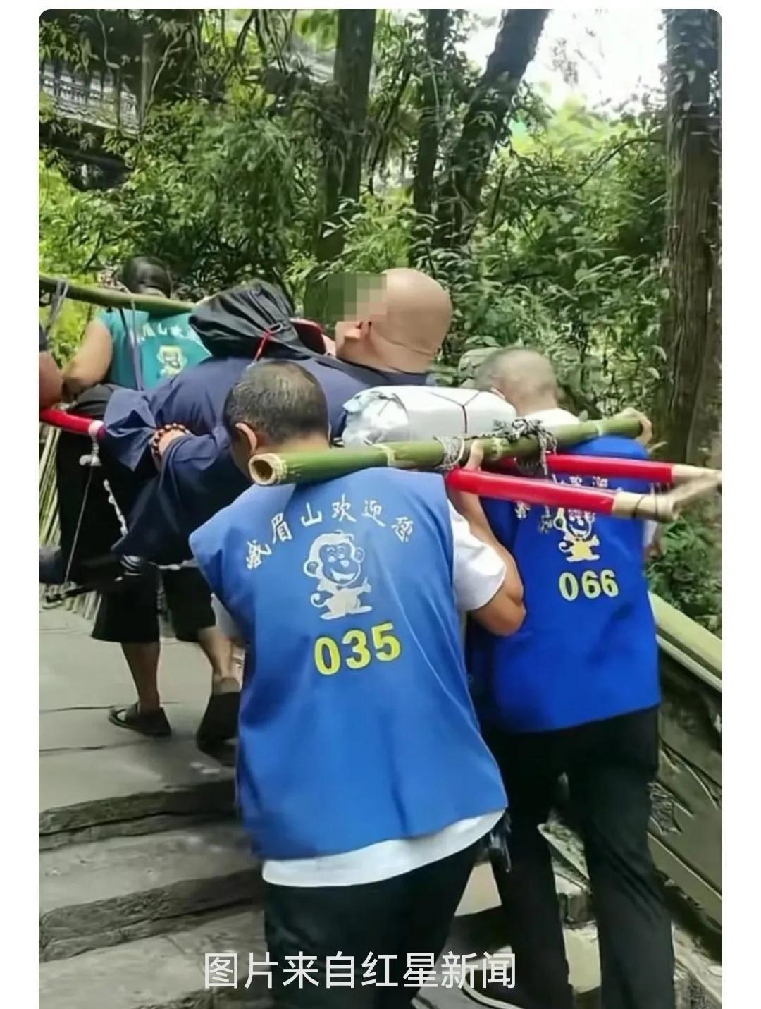 263斤的超胖旅游者，在峨眉山旅游时打了一个“滑的”，也就是坐四川的滑竿向上攀登