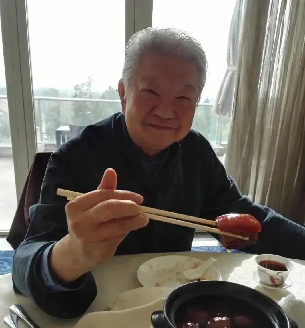 我以为蔡澜终生未婚，原来结婚了。敢情家里红旗不倒，外面彩旗飘飘…他就是典型的风