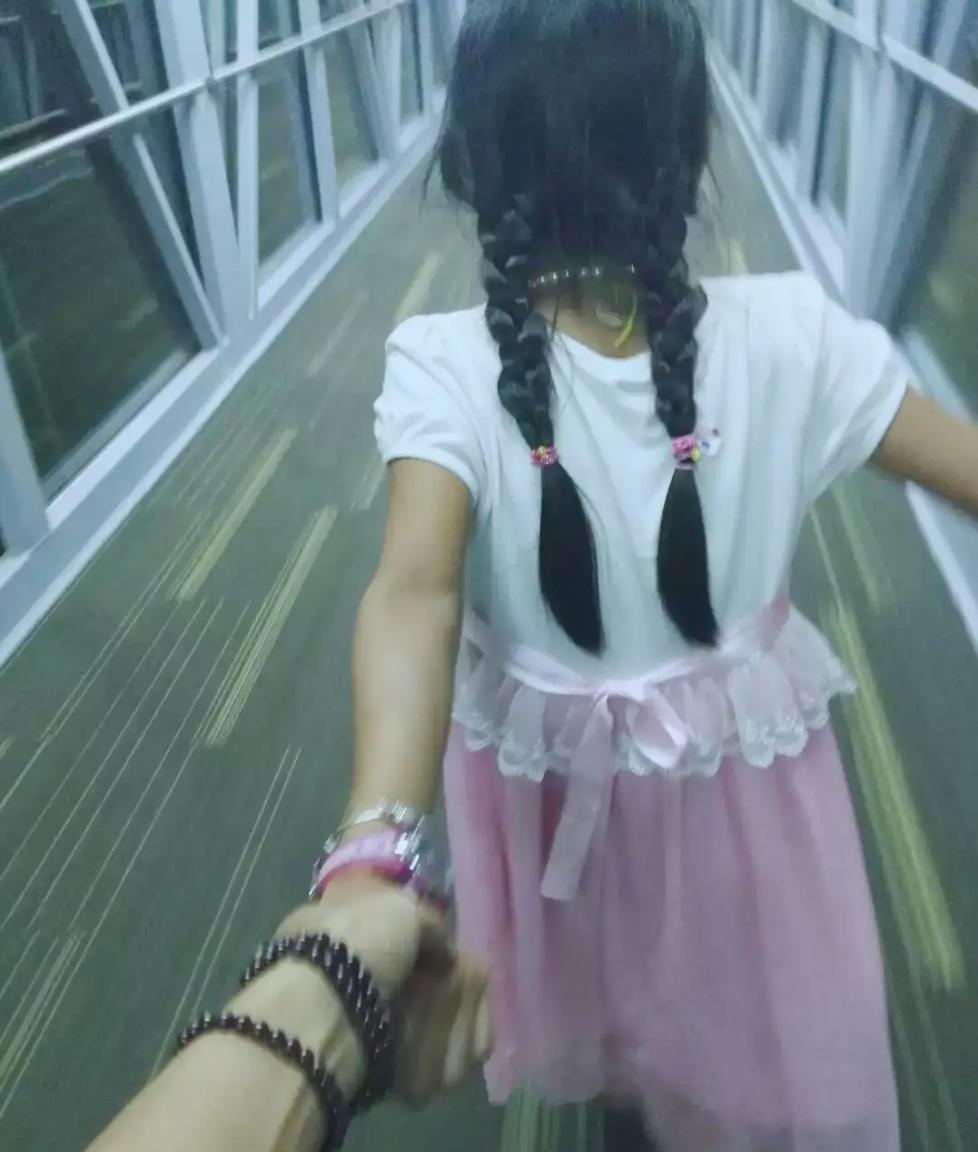 机场80元牛肉干只买一条！妈妈的做法让全网破防刚看哭一个妈妈的故事：带女儿坐2