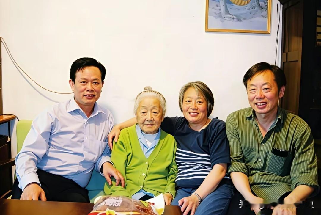 这张温馨的家庭合影，留存了何泽慧院士晚年与子女相处的珍贵瞬间。画面里，何泽慧身着