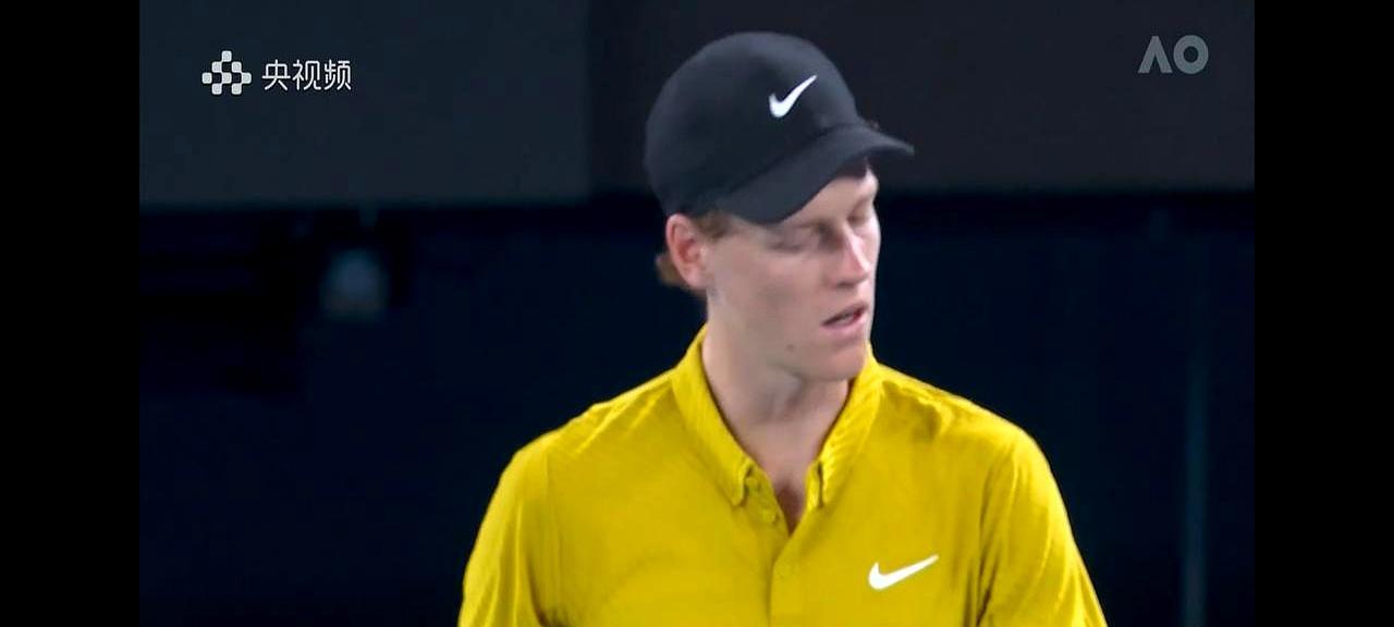 澳网卫冕冠军，差点栽了。说的就是辛纳，那个前世界第一，外号“钢铁侠”的男人
