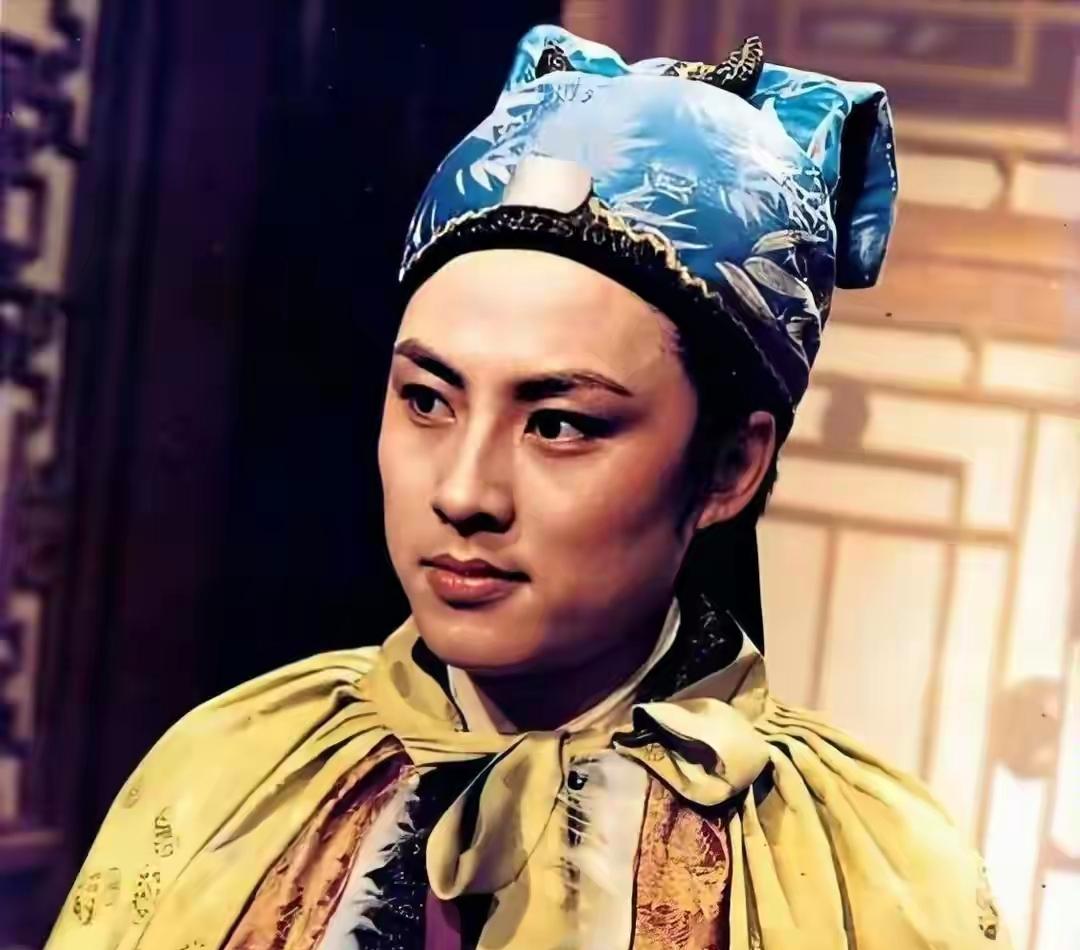 谁懂啊！87版红楼第一美男，62岁住上海豪宅，竟被仨女人“拿捏”得服服帖帖！