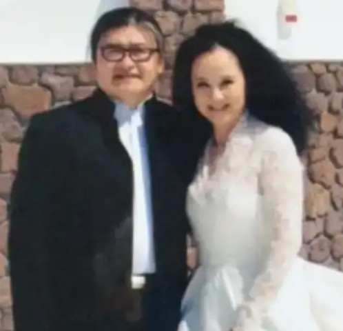 1987年，湖南台办元旦晚会，卢璐既是主持人又兼着副导演。台里派她去北京请刘欢来演出，她手里唯一的线