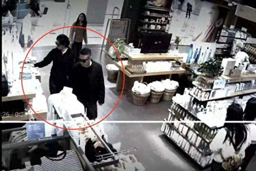 早有预谋！浙江一对男女进服装店，男的专拆吊牌，女的疯狂往身上套衣服。店员以为来了