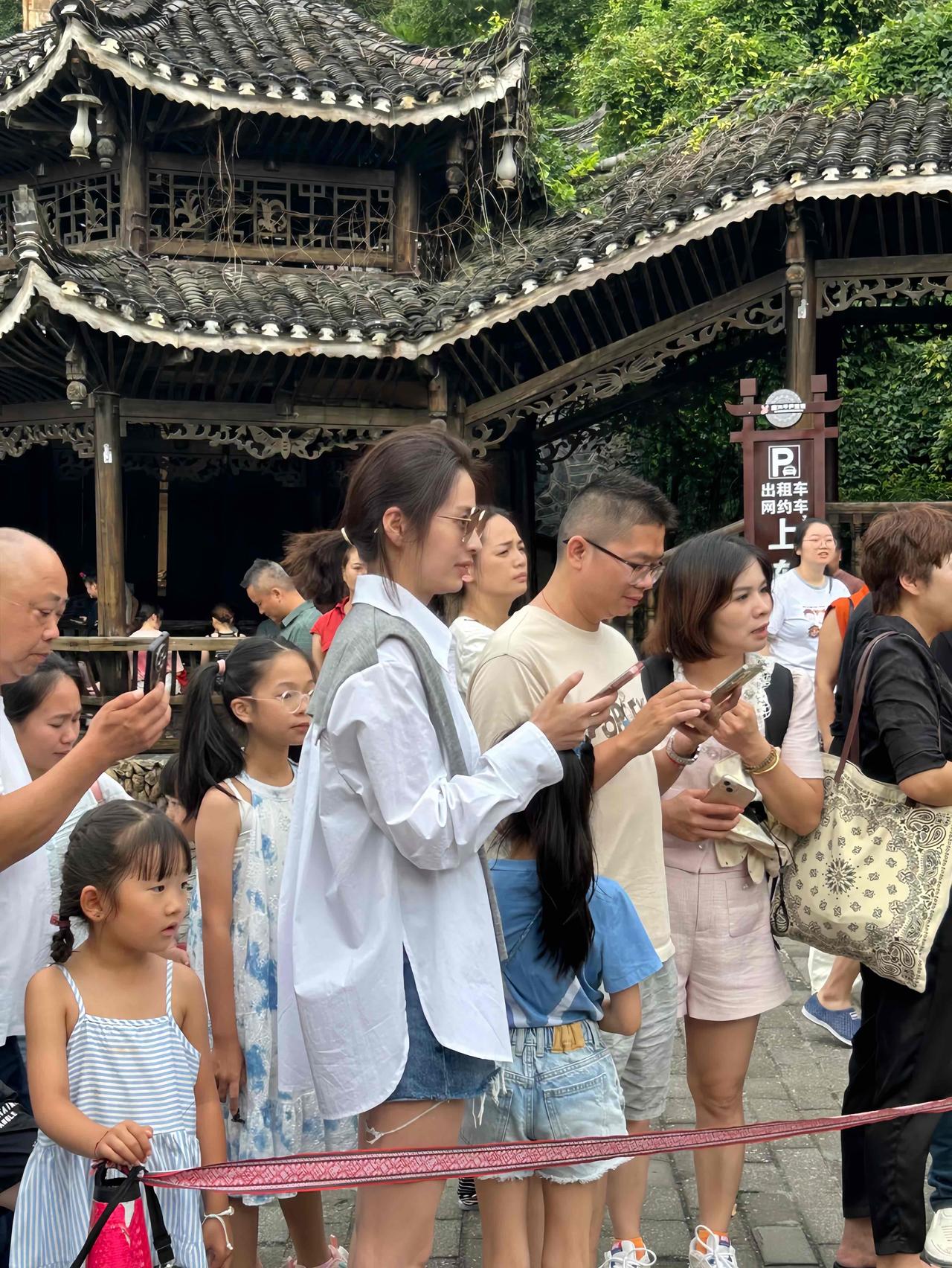 8月6日，有位小姐姐在贵州偶遇颖儿，她现身某景区的画面。颖儿扎着辫子，戴着墨