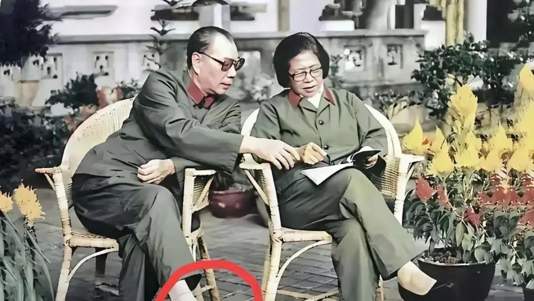 #分享一张珍贵的老照片#晚年的杨成武将军和夫人赵志珍的幸福生活，照片中两人身穿