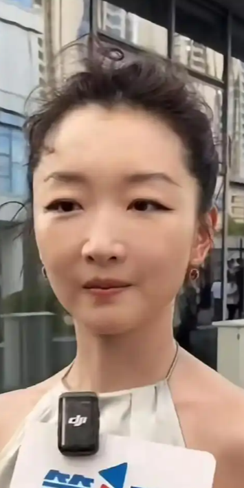 周冬雨的造型师快来看看，你设计的发型究竟好不好看？[捂脸哭]给那么一个漂亮灵动的