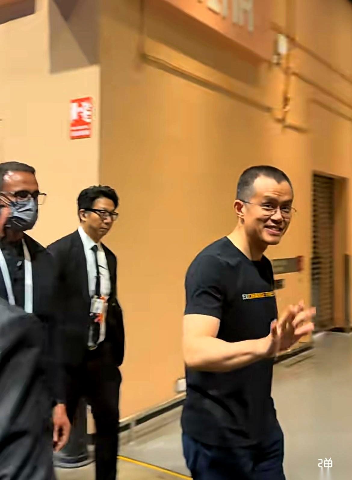 8月27日，香港会展中心。几个身形魁梧的保镖硬生生在人群里挤开一条道，把一个刚刚