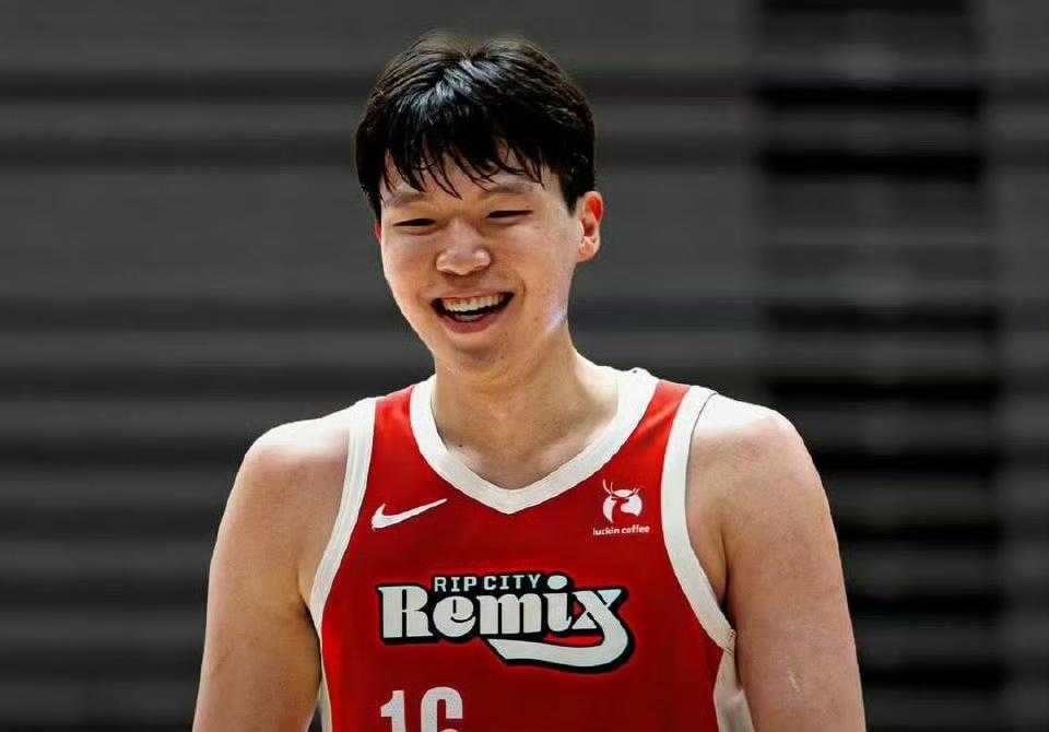 不吹不黑，今日麦克尼利和杨瀚森的表现对比！麦克尼利:20岁，25届首轮2