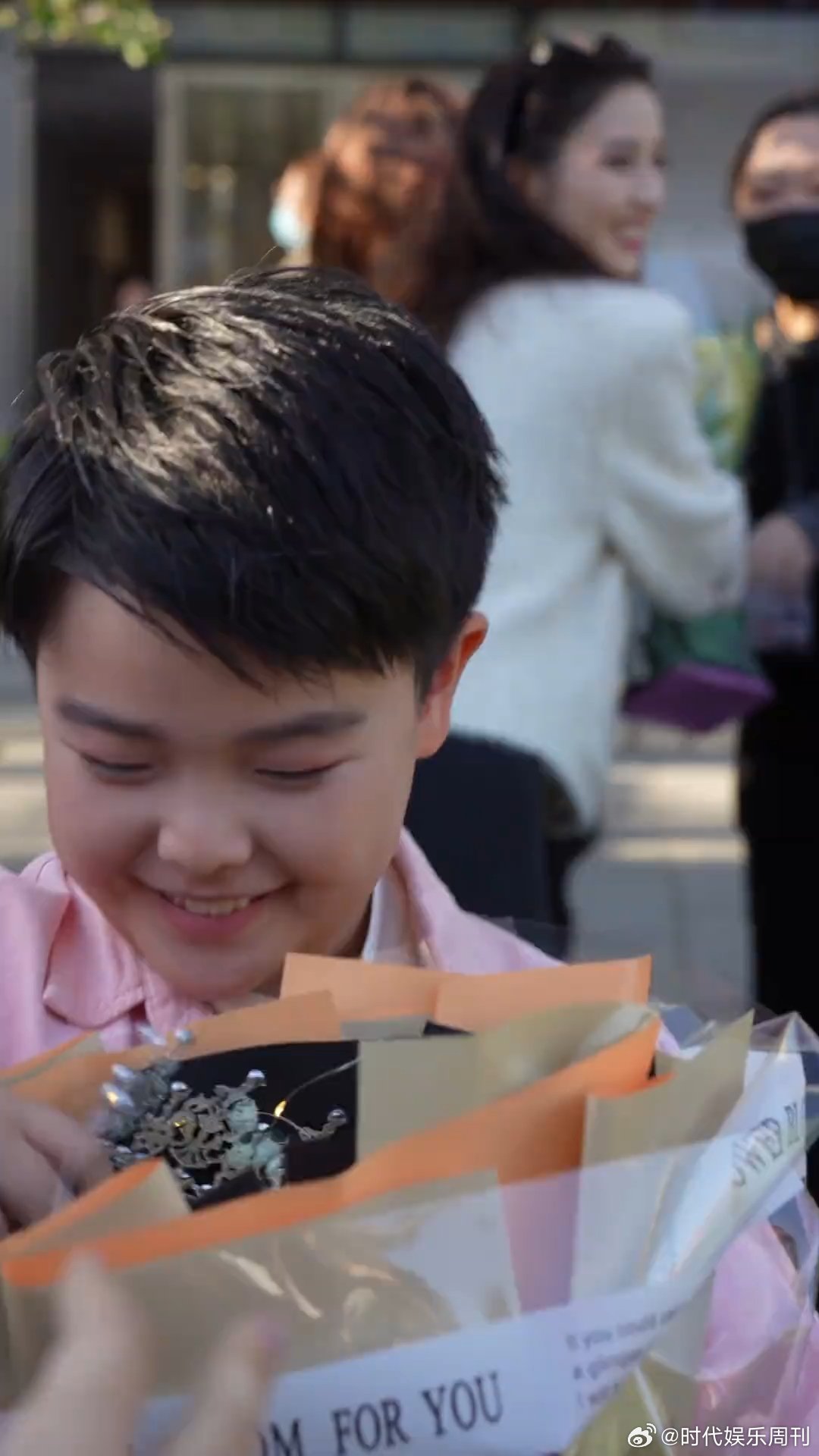 佟丽娅看朵朵的眼神佟丽娅看朵朵饭撒的眼神都说母爱的具象化是李湘看王诗龄，可是佟