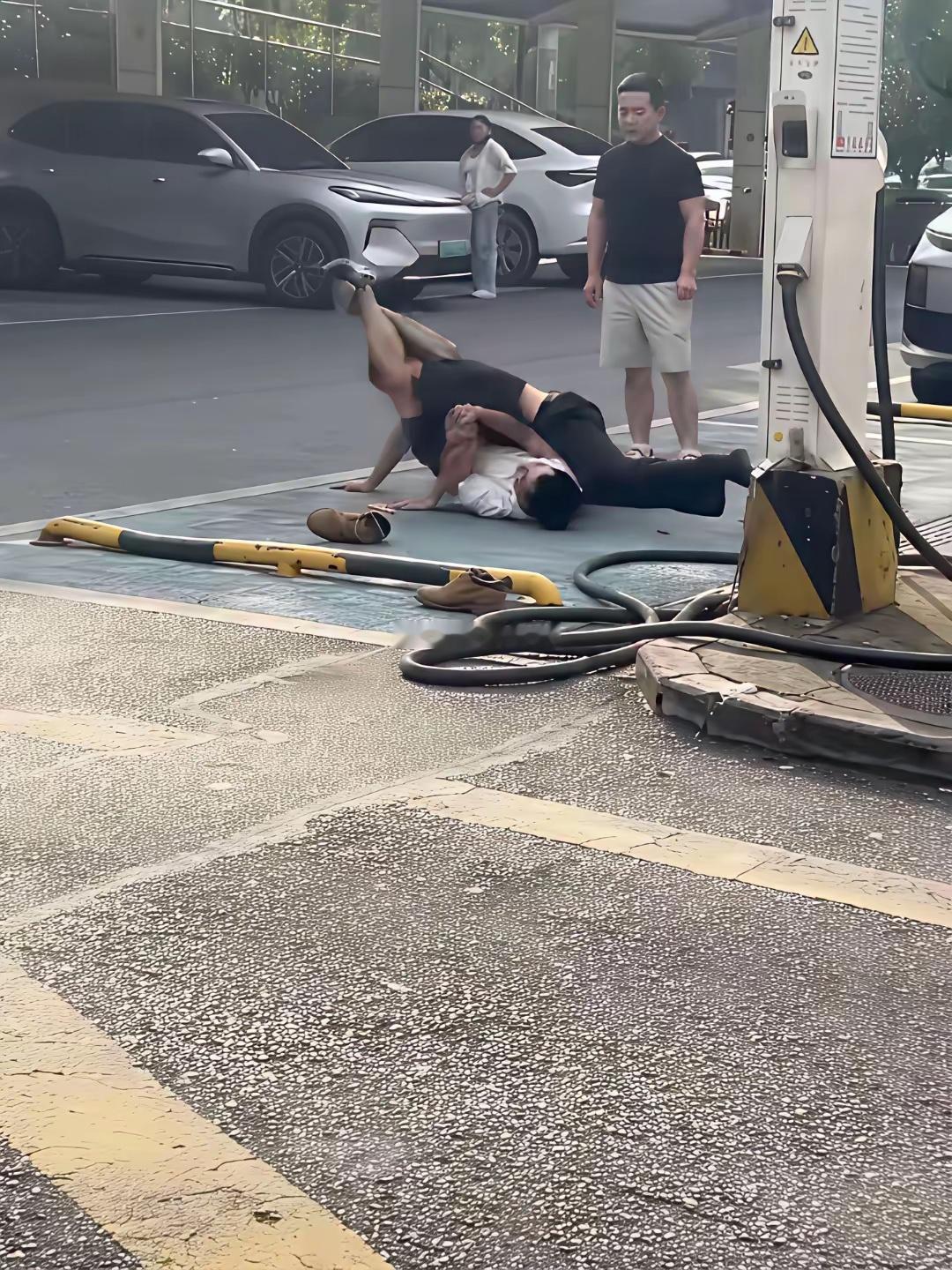 充电站吵架确实比较多，但动手真的没必要吧