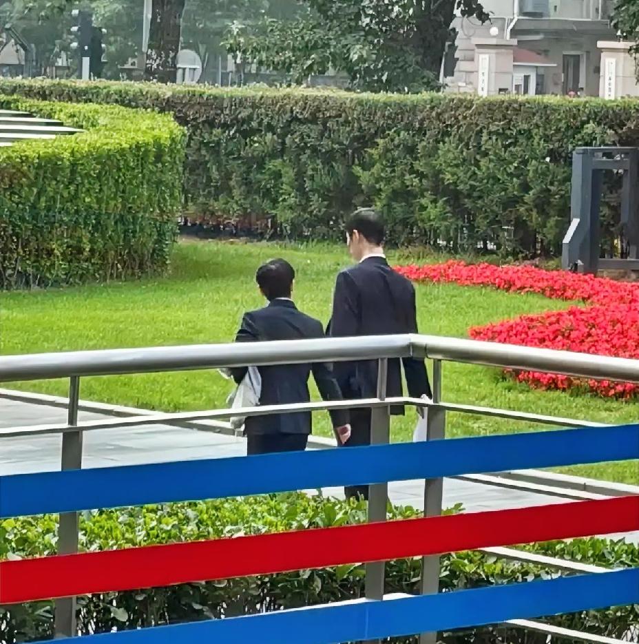莎莎终于出现了，虽然只是个背影，但是对于我们来说足够了。穿着西装的莎莎，