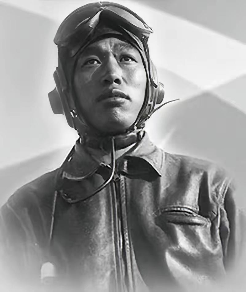 1951年，志愿军飞行员华龙毅被美军战机击落，身负重伤降落在一个山头，就在这时，