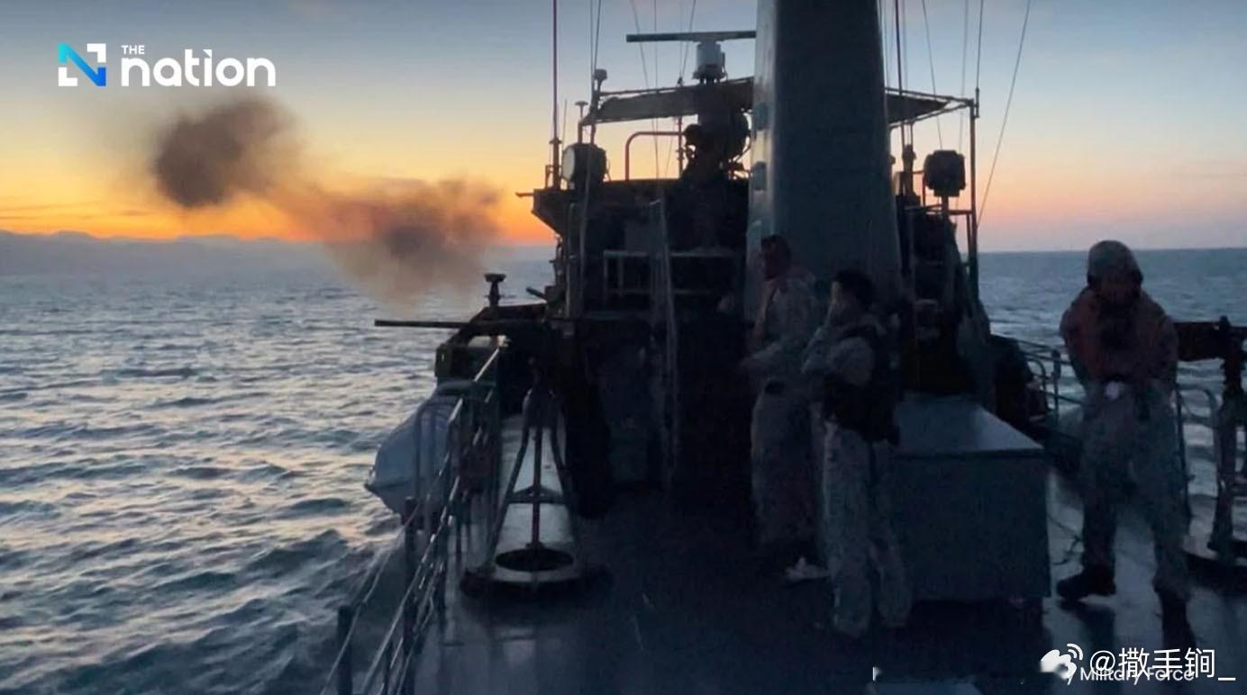 泰国海军宣布自昨天起参与对柬埔寨的作战行动。泰国海军Thepa号巡逻艇沿泰柬边境