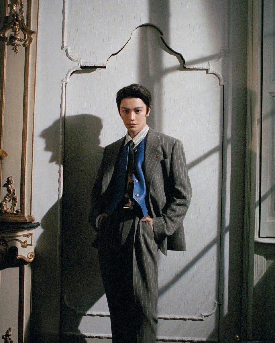 我的天….丁禹兮最新范思哲大片怎么能破拍成这样。。。​​​