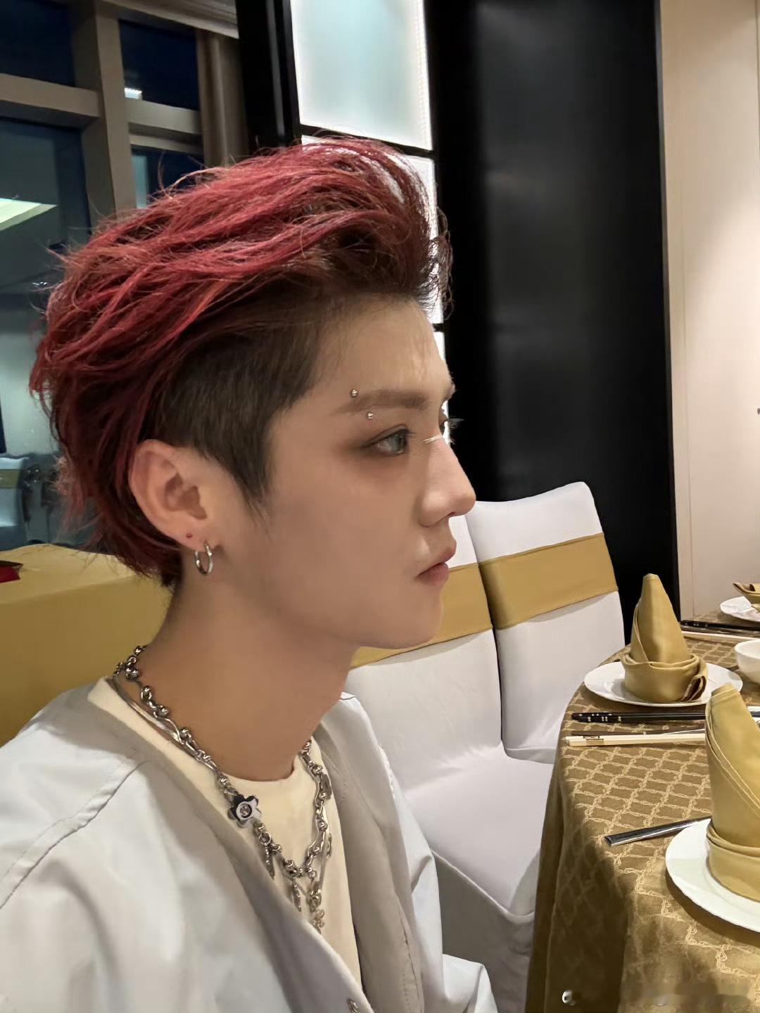 鹿晗重回红v鹿晗红v了​​​👀​​​
