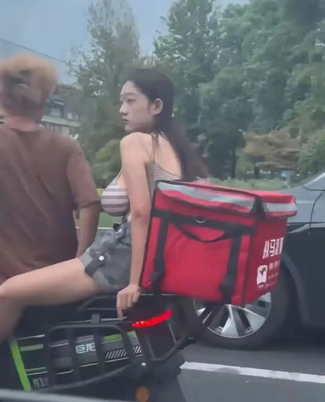 黄毛带着女朋友送外卖！