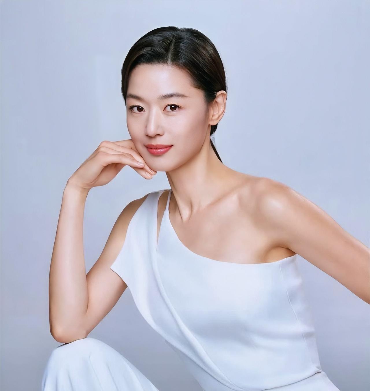 现在终于明白为什么全智贤有恃无恐了！不是因为她不想要中国的市场了，而是因为这