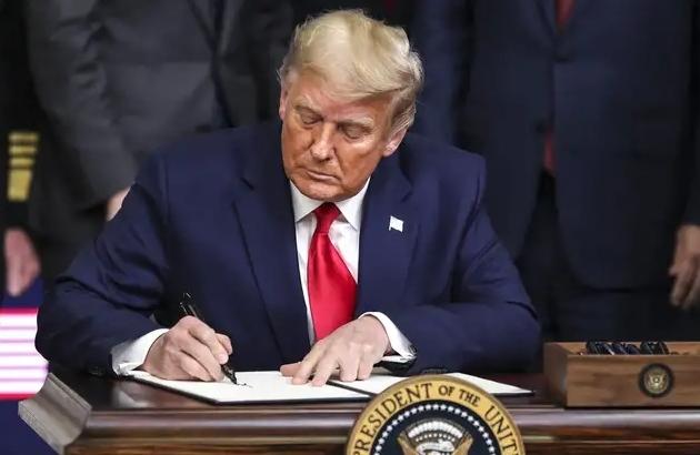 特朗普签了，“真相很快会水落石出”美国总统特朗普11月19日晚发文说，他已经签