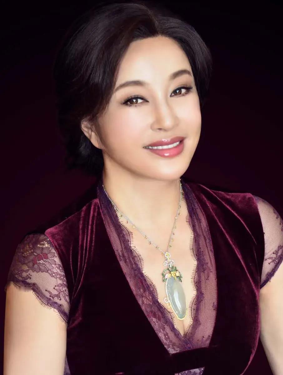 我实名羡慕：刘晓庆才是真正的投资界顶流！20年前1万块买的小绿坠子，如今飙