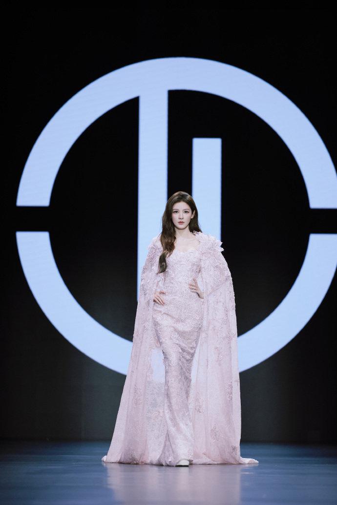 三亚婚纱周桂由美大秀炸场＃张予曦鱼尾婚纱封神！冷艳建模脸配碎钻鱼尾裙，与郭碧婷同