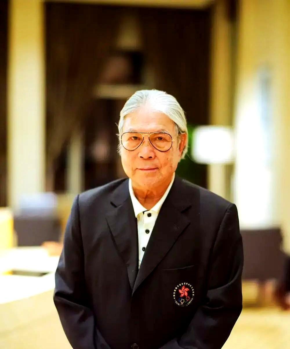 霍震霆这老爷子，现在真是画风突变。以前西装扣子扣到顶，现在穿个T恤就去游泳馆