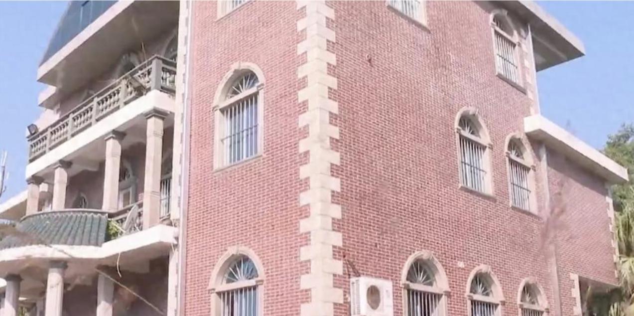 🌞12月30日报道，福建泉州，男子在25年前投入500多万在老家盖了个别墅