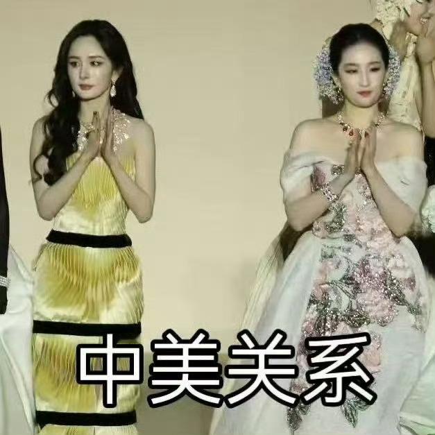 VOGUE大合影vogue大合影汇总🈶1、网友比喻杨幂和刘亦菲两人站c位毫无交