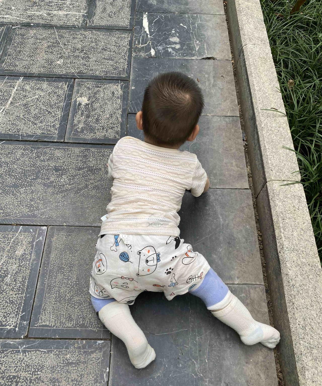 带娃以后才知道：1.当宝宝坐得稳，手会扶着东西，慢慢就可以给他扭扭车了。2.