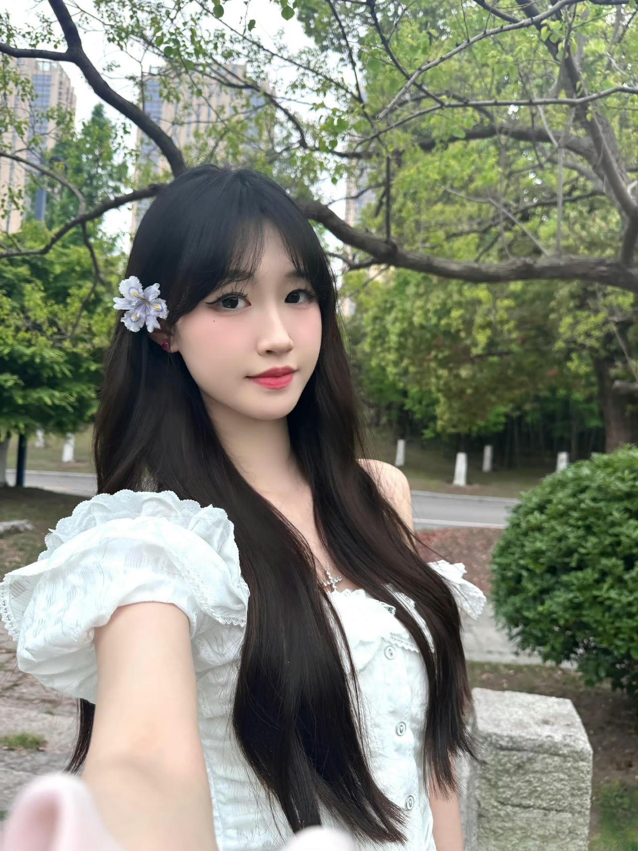 这套是“软萌甜美的少女风”穿搭，白色蕾丝裙适配江南水景场景，清新又减龄：-