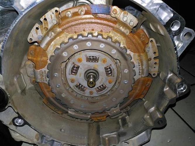 宁可买湿式双离合不买干式双离合。干式双离合由于设计原因采用风冷散热，如果你用