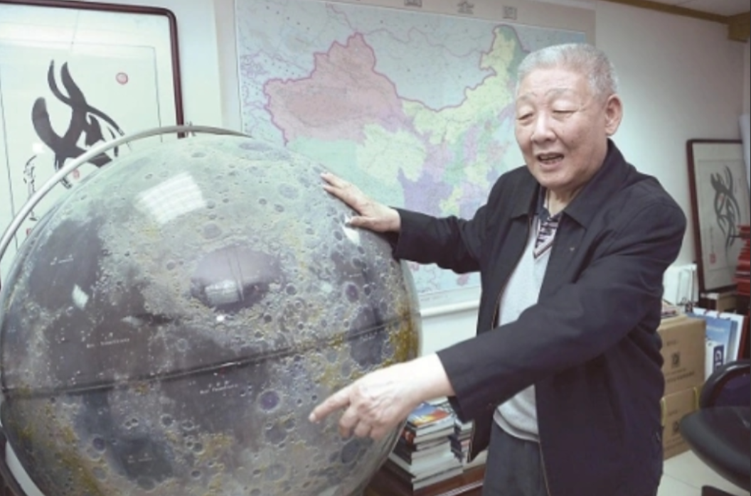 1969年，“东方红”卫星超重，孙家栋坚持拆掉毛主席像章，遭到众人反对，然而周总
