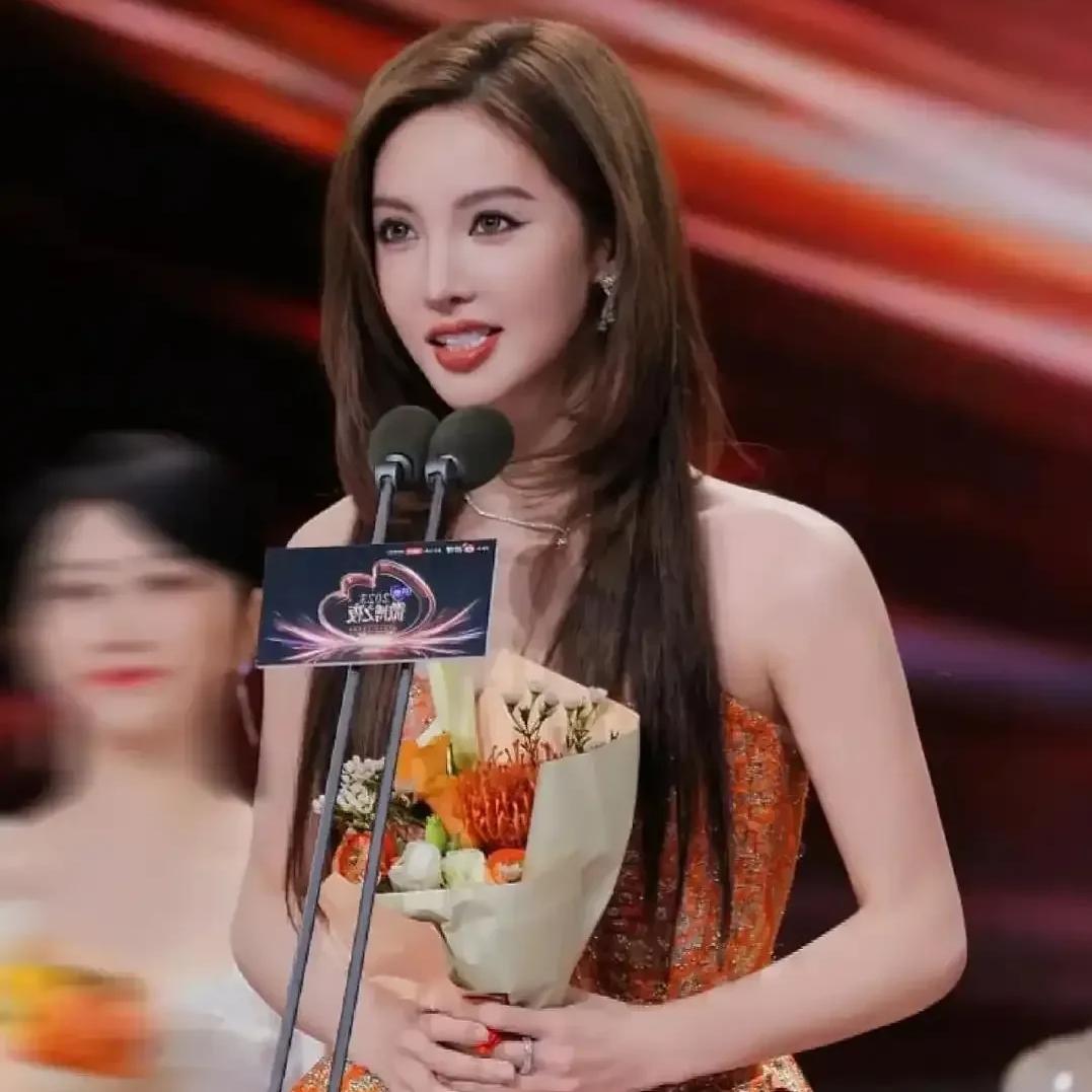 这是金晨吗？咋变化这么大呢？一条短裙炸翻红毯，我差点儿认成Angelabab