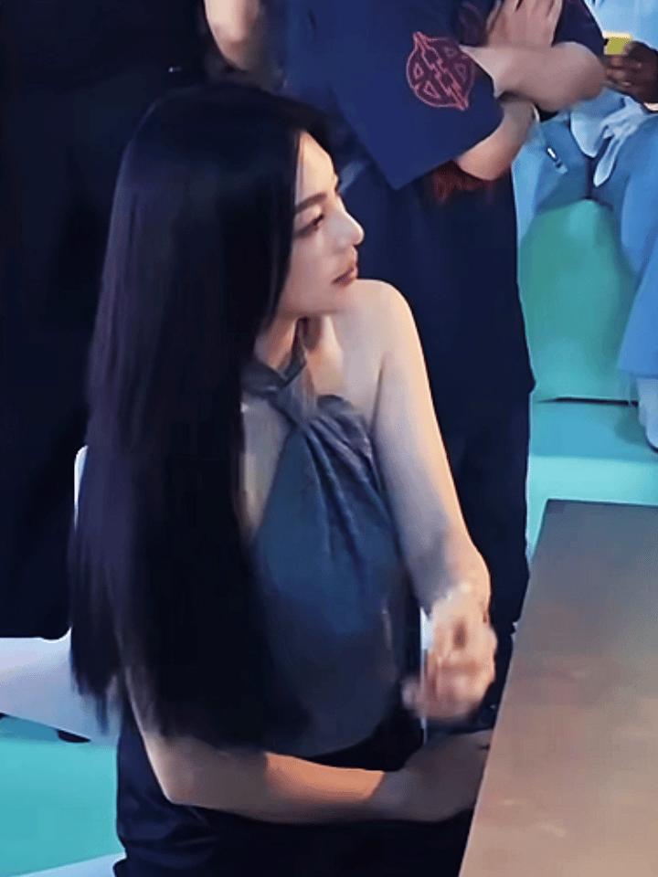 天呐…被这样的女人看一眼真的会石化张雨绮就是我心中的人形美杜莎​​​