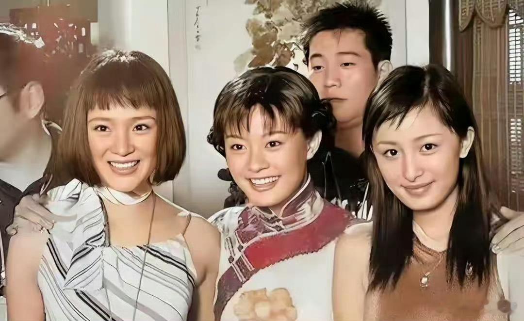 孙俪和杨幂合照，2004年，都是适合穿旗袍的年纪