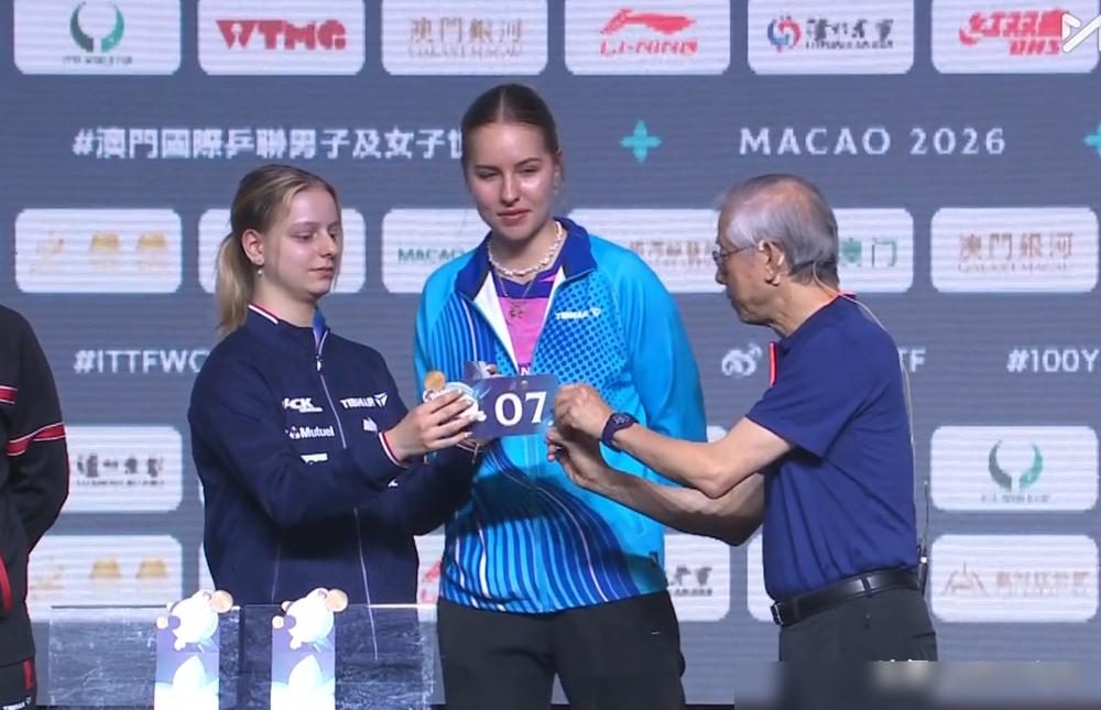 世界杯抽签，小姐姐“手气”绝了，给自己抽了个上上签。孙颖莎、王曼昱、陈幸同，