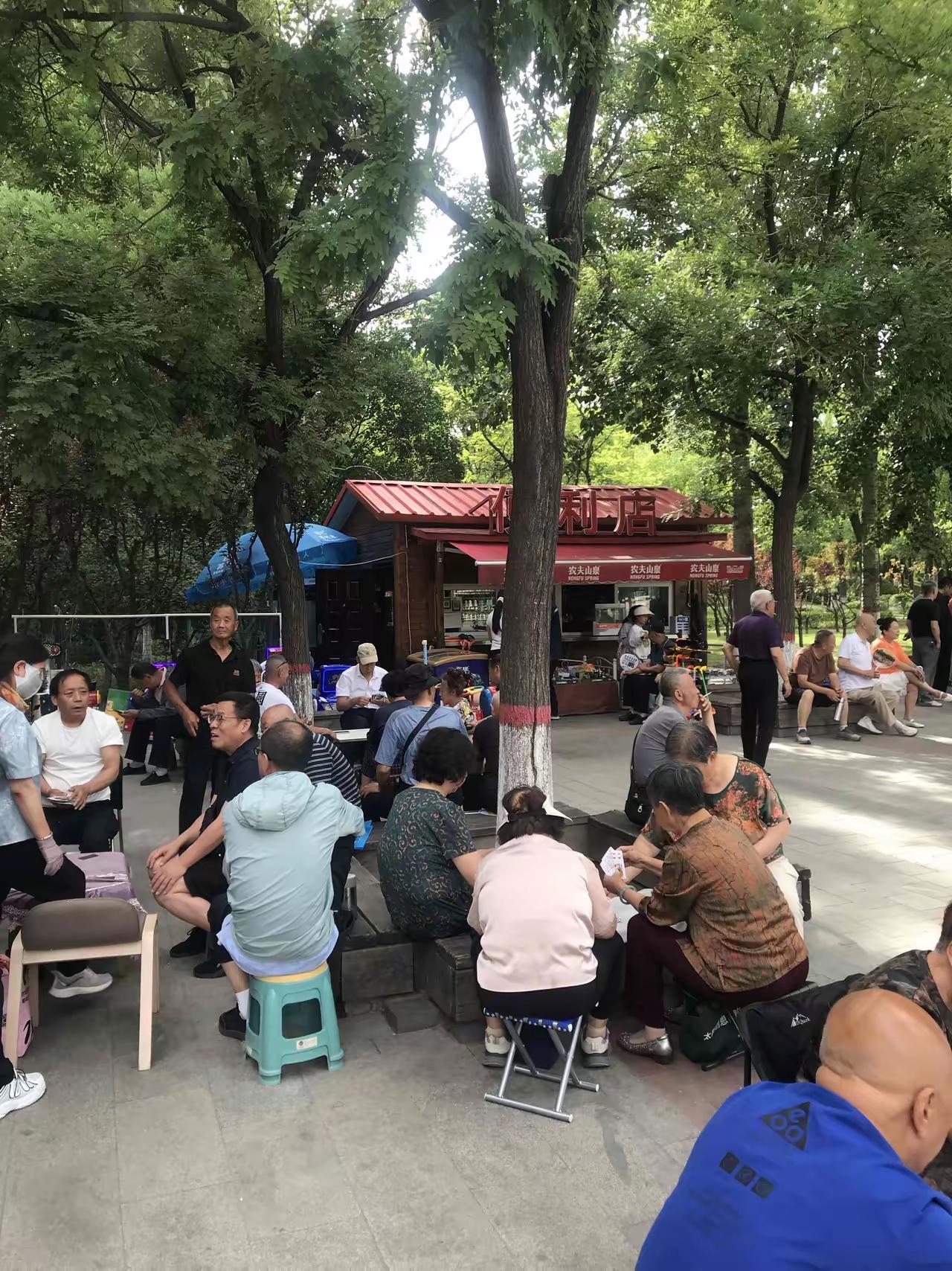 公园里的大爷大妈们可真是太幸福啦，每月拿着3000-8000的退休金，每天就