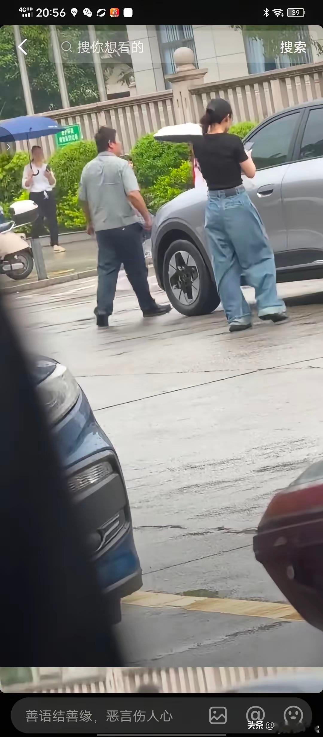 女子脚踹保安前监控视频曝光女子脚踹保安后被反手扇一耳光后续来了!知情人士表示，网